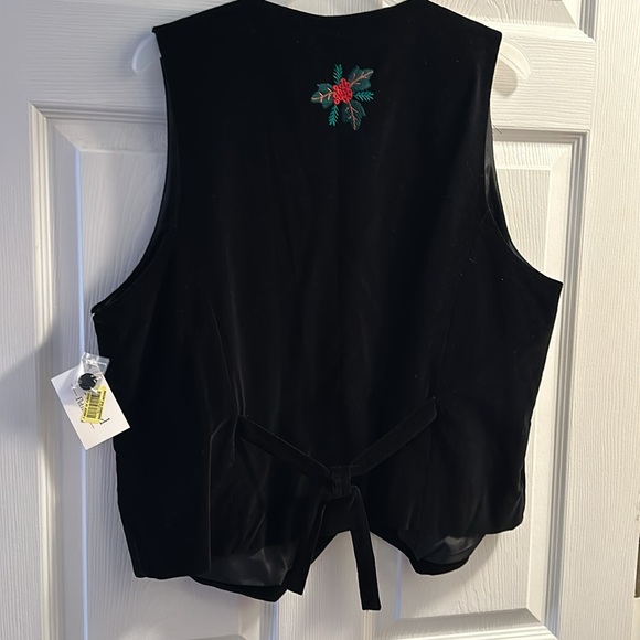 Women’s Black Velvet Vest NWT With
Beautiful Christmas Appliqués Size PL - Picture 9 of 9